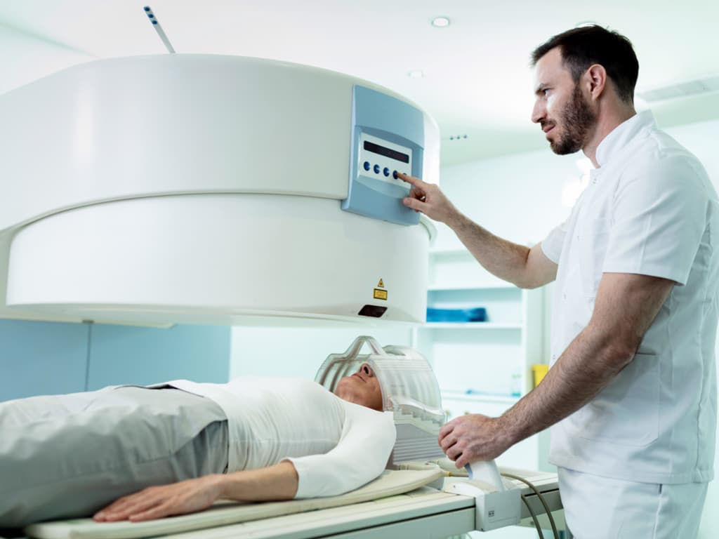 ปวดหลังกับการวินิจฉัยภาพถ่ายรังสี(X-ray,MRI)