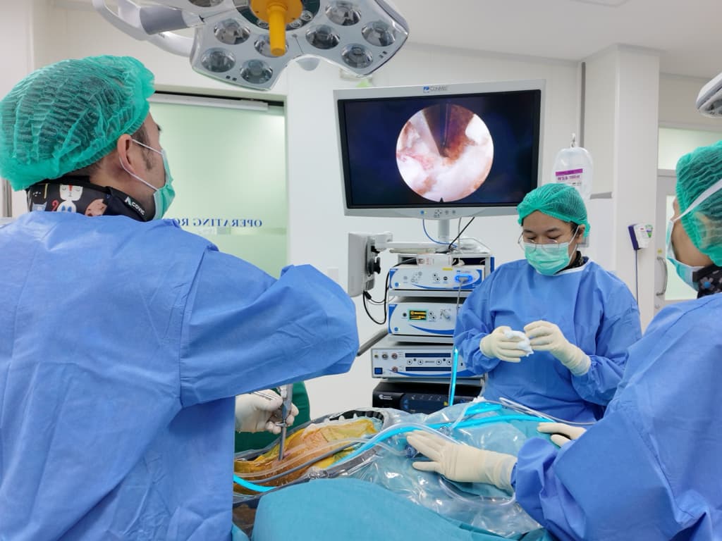 การผ่าตัดส่องกล้องกระดูกสันหลัง| Endoscopic Spine Surgery