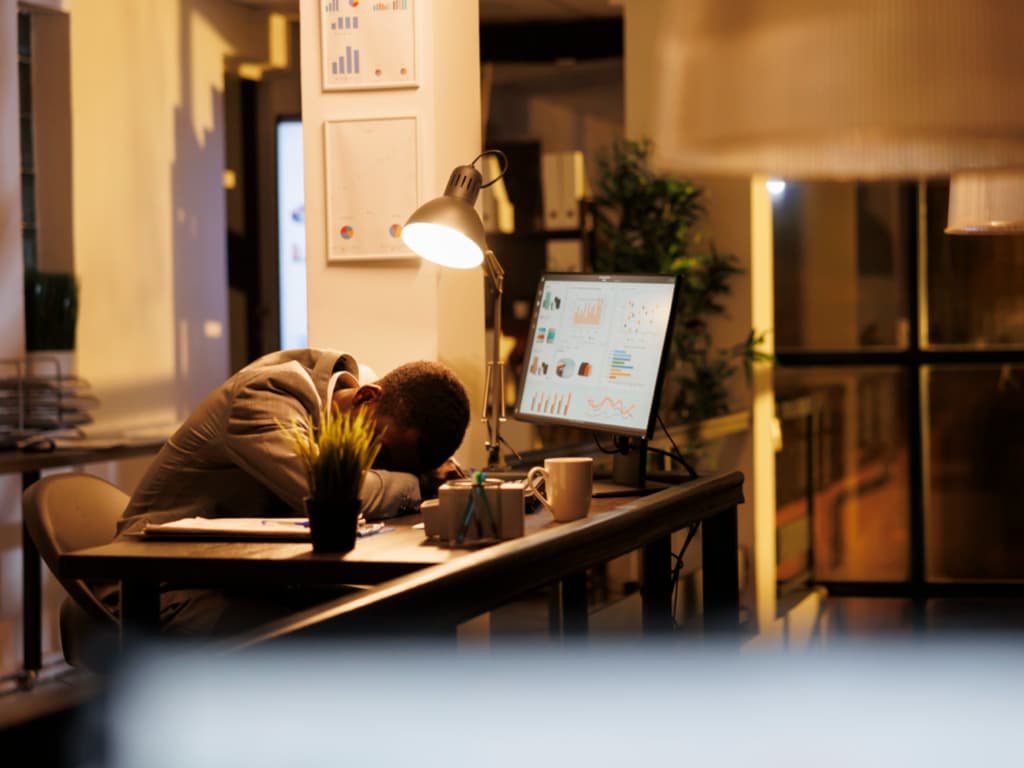 ถอดรหัส Burnout Syndrome สัญญาณเตือนอันตราย และแนวทางฟื้นฟูจิตใจอย่างยั่งยืน